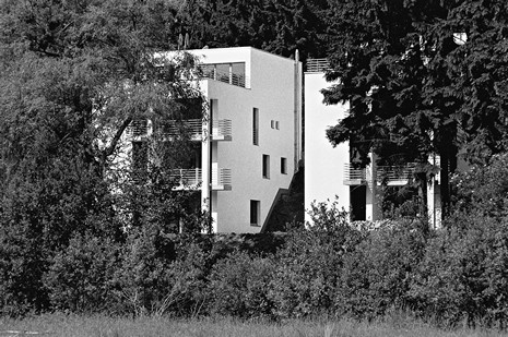 (BDT_05_081) Two Houses on a Slope