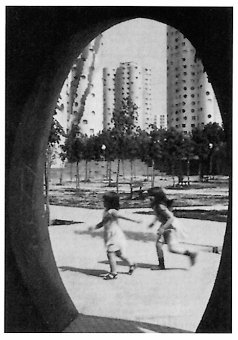 (BDT_14_088) Apartment Towers Tour Nuage