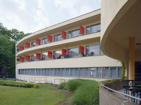 (BDT_33_003) Housing for Singles and Couples